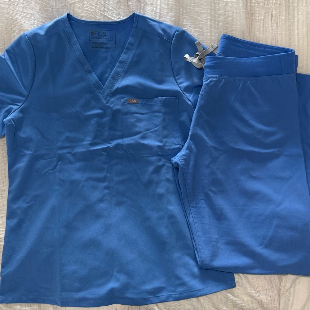 FIGS scrub set